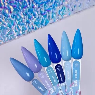 Amostras de verniz para unhas azuis numeradas, sobre fundo branco e azul texturizado.