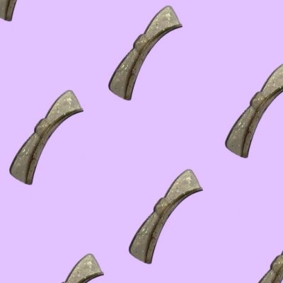 Presilhas de cabelo bege com brilho sobre fundo lilás