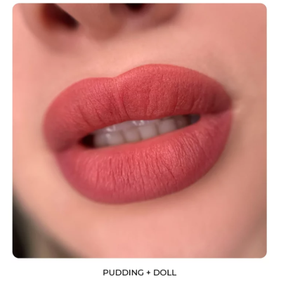 Close-up de lábios com batom rosa avermelhado mate