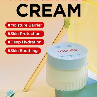Pote de creme TOCOBO Multi Ceramide Cream com texto promocional e fundo pêssego