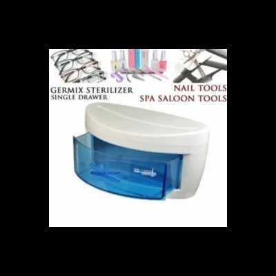 Esterilizador branco com gaveta azul e ferramentas para unhas ao fundo