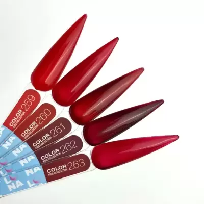 amostras de verniz vermelho em formato pontiagudo com etiquetas azuis