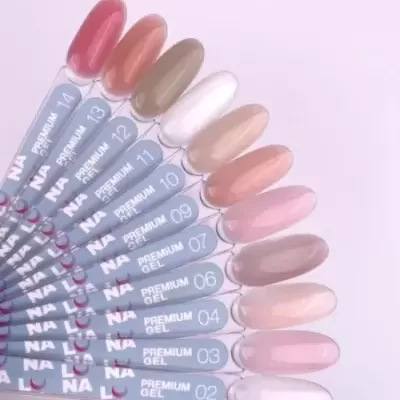 Amostras de verniz gel para unhas em várias cores com etiquetas azuis