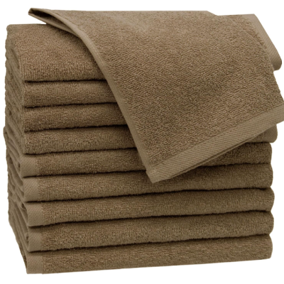 Conjunto de toalhas de banho castanhas empilhadas.