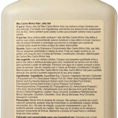 Frasco bege com tampa verde de produto cosmético Jelly Gel Meu Cacho Minha Vida com texto em português