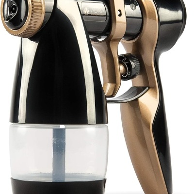 Pulverizador elétrico preto e dourado com recipiente transparente