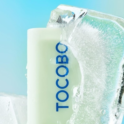 Produto sólido branco com texto TOCOBO em azul em bloco de gelo