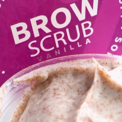 Embalagem de esfoliante para sobrancelhas ZOLA BROW SCRUB VANILLA com textura cremosa e grânulos