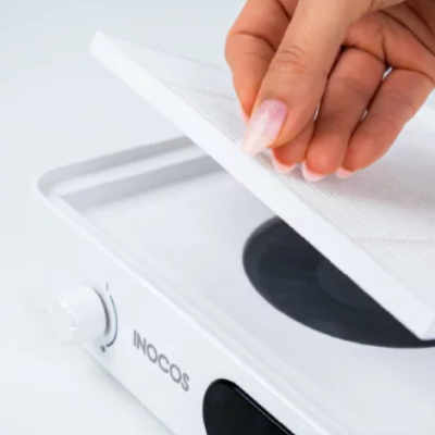 Aparelho branco INOCOS com filtro removido por mão com unhas pintadas
