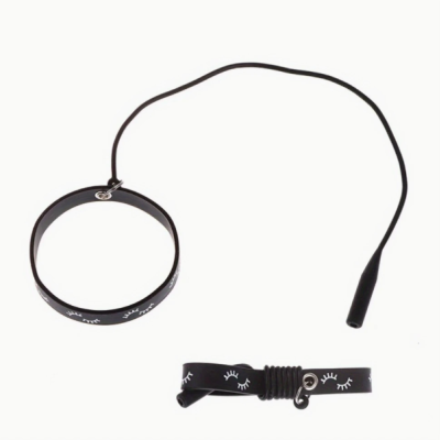 Coleira preta com desenhos de olhos brancos e tira ligada, fundo branco