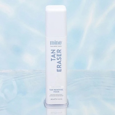 Frasco branco de espuma removedora de bronzeado com texto azul e cinzento