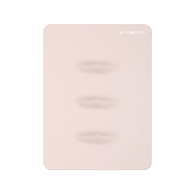 Cartão cor de rosa claro com três impressões em relevo de lábios e texto AS COMPANY
