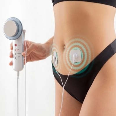 Dispositivo de massagem com elétrodos aplicados na zona abdominal