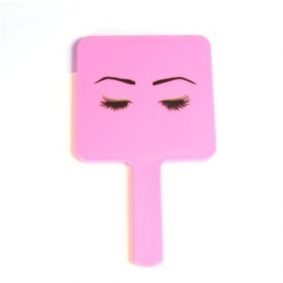 Espelho de mão cor-de-rosa com desenho de olhos fechados e sobrancelhas