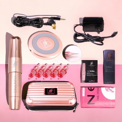 Kit de máquina de maquiagem permanente com acessórios em fundo rosa