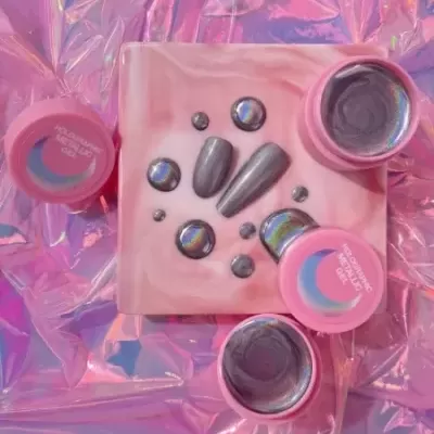 Frascos rosa de gel metálico holográfico com unhas e gotas metálicas holográficas em fundo rosa iridescente