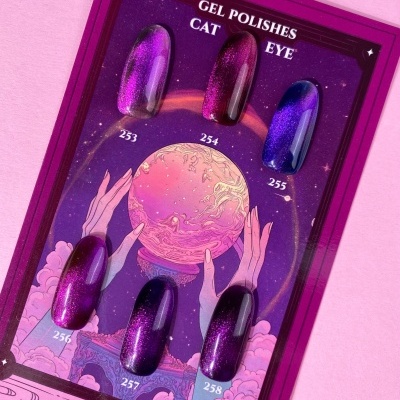 Amostras de verniz gel CAT EYE em cartão roxo com ilustração de esfera mágica