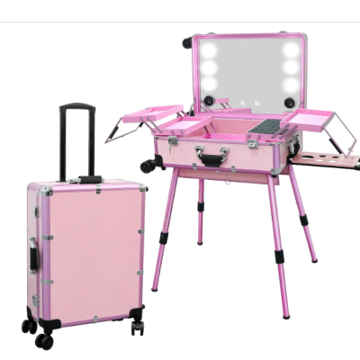 Mala de transporte rosa fechada com rodas e mala rosa aberta com mesa, divisórias e espelho com luzes