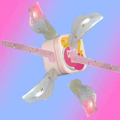 Dispositivo eletrônico branco com etiqueta colorida e acessórios plásticos brilhantes num fundo azul e rosa