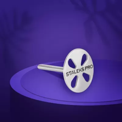 Ferramenta metálica prateada com cabeça redonda e perfurada com texto STALEKS PRO