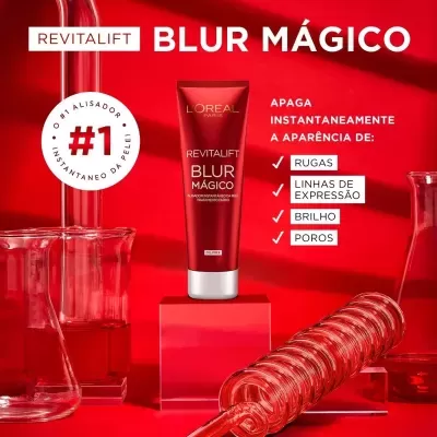 Produto L'Oréal Revitalift Blur Mágico em tubo vermelho com frascos de laboratório ao fundo