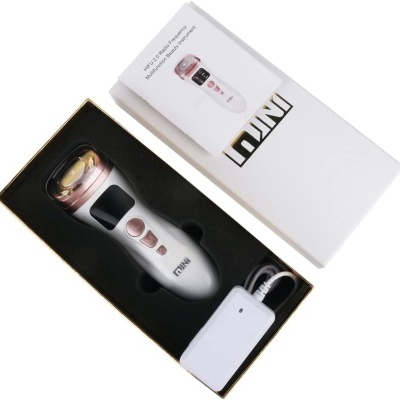 Dispositivo de beleza portátil prateado e rosa numa caixa aberta com carregador branco e texto na tampa