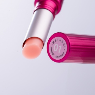 Baton labial natural cor 01 e embalagem rosa metálica