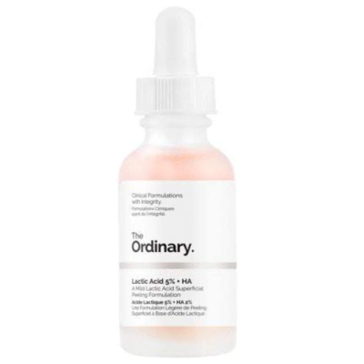 Frasco branco com conta-gotas e líquido rosa claro da marca The Ordinary