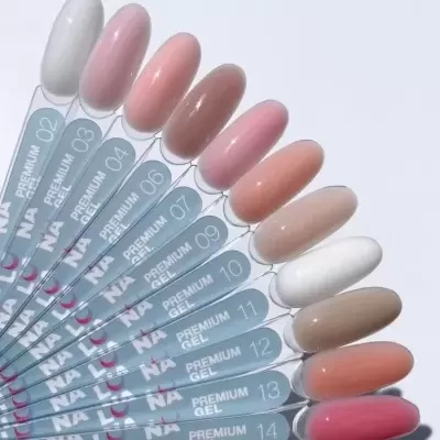 Mostruário de verniz de gel em vários tons neutros e rosa com etiquetas numeradas