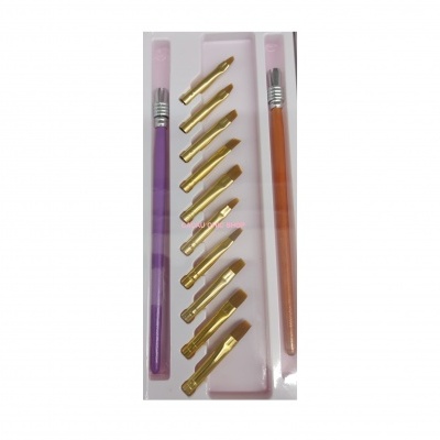 Conjunto de dois pincéis e lâminas metálicas douradas para corte