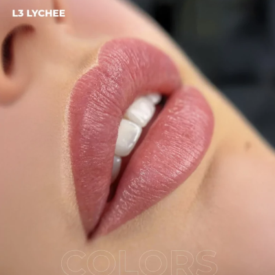 Lábios com batom rosa suave fosco e dentes brancos, texto L3 LYCHEE