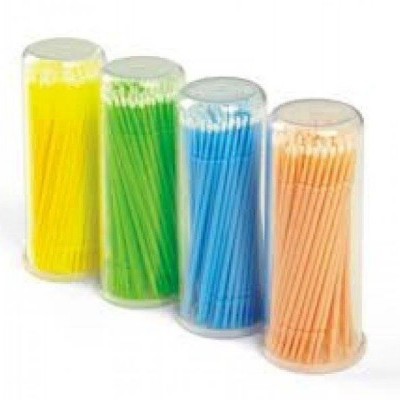 Conjunto de recipientes com bastões de limpeza coloridos