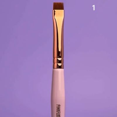 Pincel de maquilhagem rosa com cerdas planas e virola cobre