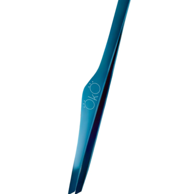 Pinça azul em metal com inscrição Öko