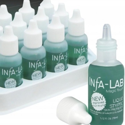 Conjunto de frascos pequenos com líquido verde e tampas brancas