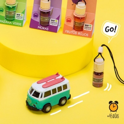 Frascos de aromas naturais com embalagem colorida e veículo de brinquedo sobre fundo amarelo