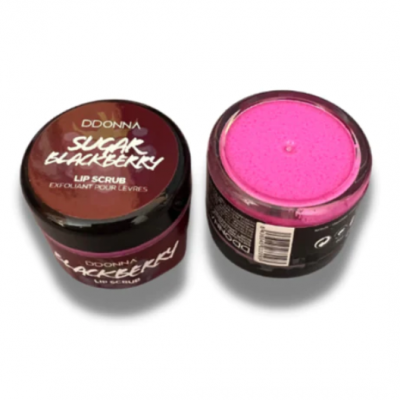 Frascos de esfoliante labial Sugar Blackberry DDONNA, um aberto com esfoliante rosa e outro fechado com tampa castanha.