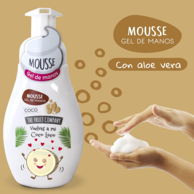 Frasco branco de mousse gel de mãos com desenho de coco animado e mãos com mousse branca