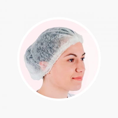 Pessoa a usar touca descartável plástica branca translúcida