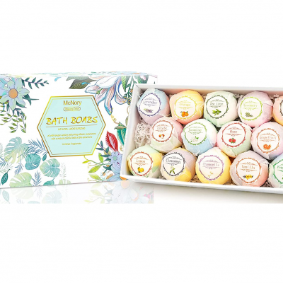 Conjunto de bombas de banho variadas dentro de caixa decorada floralmente