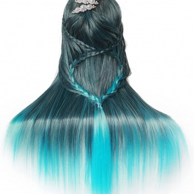 Cabelo azul com tranças e acessório prateado com pérolas.