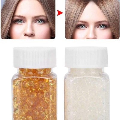 Frascos com pérolas cosméticas amarelas e transparentes e transformação da cor do cabelo de castanho para louro