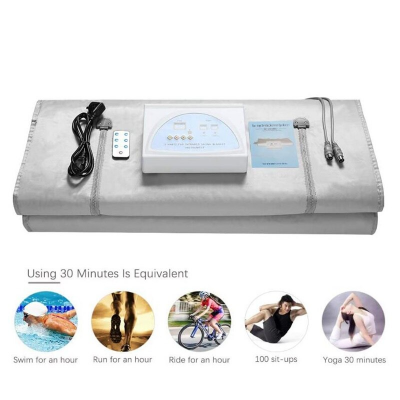 Colchão elétrico cinzento com controlo remoto e manual sobre fundo branco