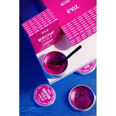 Produto brow wax da marca ZÖLA, em embalagem rosa com lata prateada e escovilhão