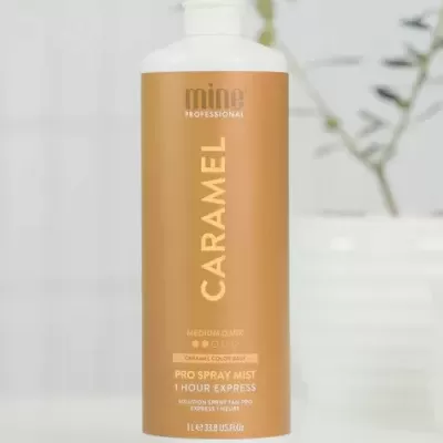 Garrafa branca com rótulo castanho claro e texto branco e castanho