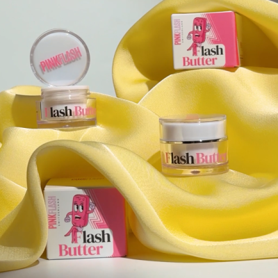 Três frascos de Flash Butter sobre tecido amarelo