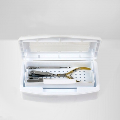 Porta-objetos branco com ferramentas metálicas dentro