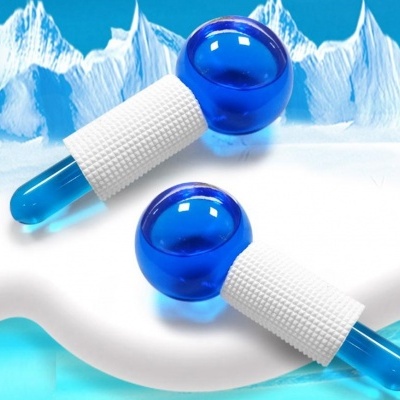 Rolos de massagem azuis com punhos brancos em ambiente de gelo azul