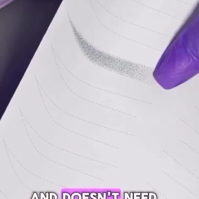 Caneta preta e dourada e caixa roxa com teste do desenho da caneta em papel.