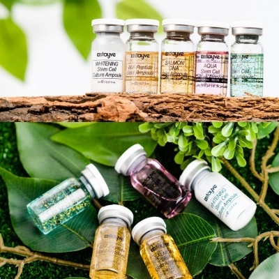 Frascos de ampoulas cosméticas easyaye em várias cores sobre superfícies naturais.